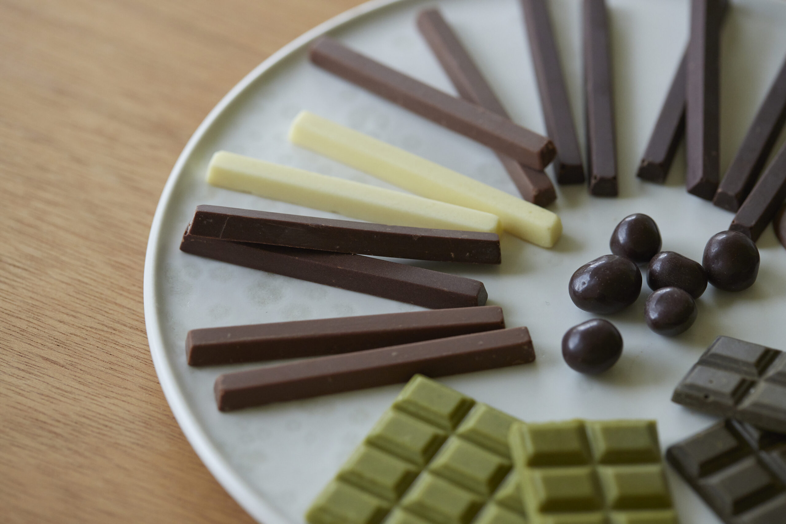心に沁み込むようなやさしいチョコは、忙しい時期の自分を甘やかすおやつにぴったり。粗糖やアガベシュガー、ココナッツシュガーなどなど…スナックミーならではの素材で作ったこだわりチョコレートの数々を、お得なポスト投函（常温配送）でお届けします。定期便でおなじみのチョコレートのほかに、ストアでしか食べられない限定品も！大袋やまるごと板チョコでたっぷりお届けしますので、お好きな2種類をセレクトしてお楽しみください。