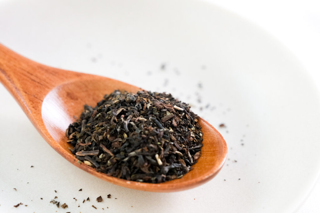 世界三大銘茶のひとつ、ダージリン。インドのダージリン地方で長い歴史を誇る「マカイバリ茶園」からはるばる仕入れました。世界中の紅茶愛飲家から「紅茶のシャンパン」ともいわれる芳醇な香りと、オーガニックならではのまろやかな味わいが特徴です。