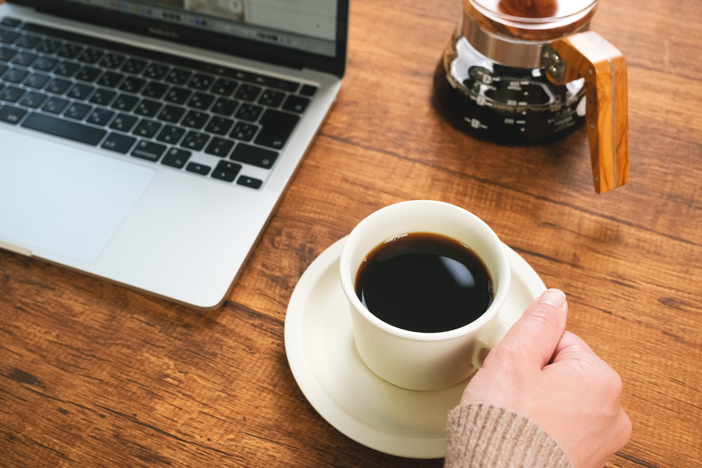 カフェインは用法・用量に気をつけてほどほどに摂取すれば、仕事の効率を上げたり、リラックス作用を得たりできる優れもの。その注意点やデメリットについて詳しく知っていますか？福利厚生の一環としてオフィスコーヒー導入を考えている企業さまにぜひ読んでいただきたい、カフェインの効能やコーヒー休憩のこつをまとめてみました。