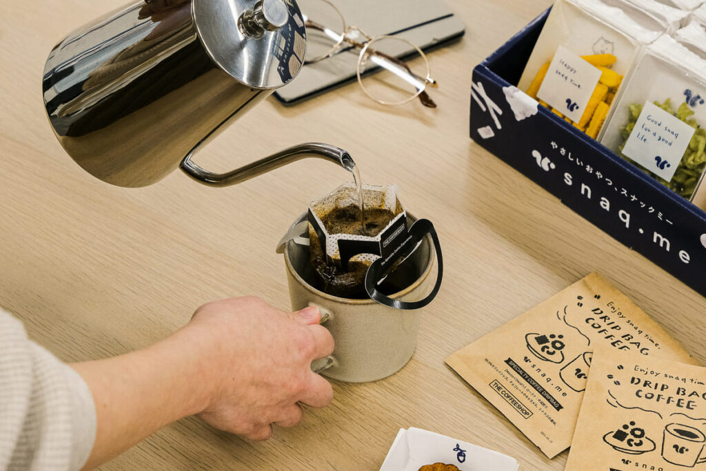 からだにやさしいナチュラル素材の置き菓子が届く『snaq.me office（スナックミーオフィス）』をご提供している私たちスナックミーでは、法人向けドリンクコースもお取り扱い中です。届く飲み物は、焙煎所と一緒に開発したドリップコーヒーや、茶葉から厳選した日本茶・紅茶・中国茶のほか、自然素材だけで作った特製クラフトコーラなどバリエーション豊か。すべて添加物を使わず、従業員さまの健康状態に十分に配慮したものだけをご用意しています。